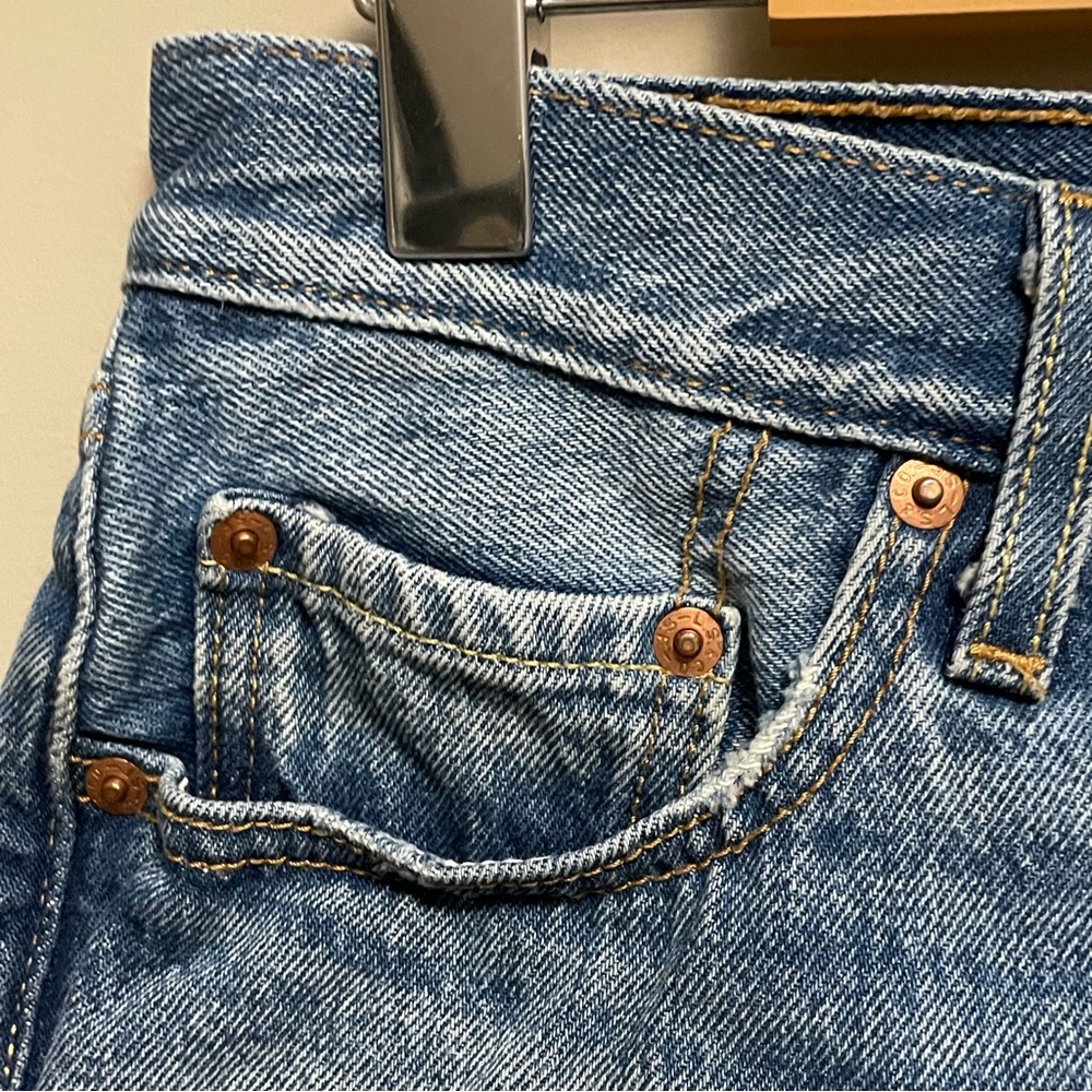 Levi’s 501 Denim Cut Off Rolled Short Medium Wash Women’s Size 26 - Picture 4 of 13